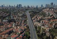 الطريق المؤدي إلى حي ليفانت في مدينة إسطنبول - 18 نيسان 2020 (AFP)