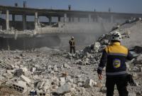 عناصر من الدفاع المدني يبحثون عن ضحايا أو ناجين من إحدى مجازر الطيران الروسي في إدلب (الدفاع المدني السوري)