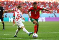 مودريتش يحاول اعتراض أوناحي في المباراة التي جمعت كرواتيا بالمغرب في ملعب البيت بقطر (رويترز)