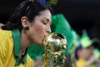 مشجعة برازيلية خلال مباراة البرازيل مع سويسرا ـ رويترز
