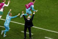 احتفال المنتخب الأسترالي بفوزه على الدنمارك في ملعب الوكرة بالدوحة (رويترز)