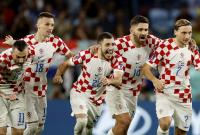 المنتخب الكرواتي يحتفل بمروره إلى ربع النهائي على حساب اليابان في ملعب الجنوب بقطر (رويترز)