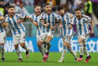 احتفال المنتخب الأرجنتيني بعبوره إلى النصف النهائي على حساب هولندا (رويترز)