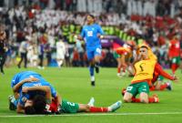 احتفال المنتخب المغربي بالعبور إلى نصف النهائي على حساب البرتغال (رويترز)