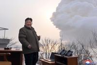 الرئيس الكوري الشمالي كيم جونغ أون يشاهد اختباراً عسكرياً لجيشه في 15 كانون أول 2022 (KCNA/reuters)