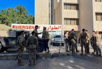 عناصر من الجش اللبناني أمام المشفى الذي استقبل جثمان الجندي الأيرلندي في صيدا قبل عودتها إلى الوطن (رويترز)