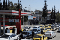 طابور من السيارات أمام محطة الجلاء في دمشق (رويترز)