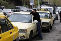 طابور من السيارات أمام محطة وقود في دمشق (AFP)