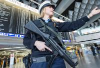 شرطية ألمانية في مطار فرانكفورت - AFP