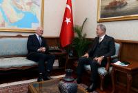 وزير الدفاع التركي خلوصي أكار يتسقبل المبعوث الأميركي السابق إلى سوريا جيمس جيفري (الأناضول)