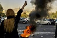 فتاة إيرانية تشارك في الاحتجاجات على مقتل مهسا أميني – AP