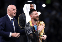  ليونيل ميسي يحمل كأس العالم مرتدياً "البشت العربي"