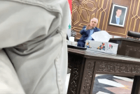 محافظ السويداء التابع للنظام السوري بسام بارسيك خلال اجتماعه مع وجهاء المدينة داخل مكتبه - (لقطة من الفيديو المسرب)