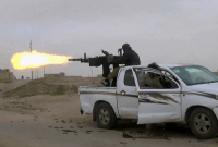 عنصر من داعش يطلق النار خلال اشتباكات مع "قسد" في دير الزور - AP
