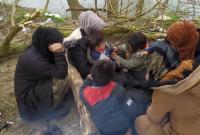مجموعة من طالبي اللجوء في جزيرة على نهر إيفروس الحدودي بين تركيا واليونان - إنترنت