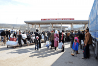 عشرات السوريين في معبر باب الهوى الحدودي بين سوريا وتركيا - GETTY