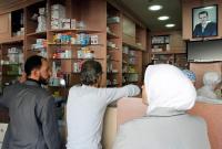 سوريون ينتظرون للحصول على الأدوية في صيدلية في دمشق - AFP