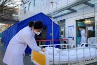 اكتظاظ المشافي بكين دفع بوضع أسرة للمرضى في خيم ـ رويترز