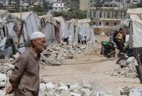 لاجئ سوري أمام خيام مهدمة في عكار شمالي لبنان - 9 آب 2019 (AFP)