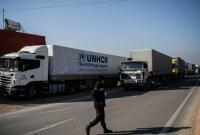 شاحنة تحمل مساعدات مفوضية الأمم المتحدة لشؤون اللاجئين قرب الحدود السورية التركية – AFP