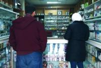 سوريون ينتظرون للحصول على الأدوية في صيدلية بالعاصمة دمشق (سبوتنيك)