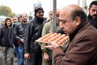 طابور لشراء البيض بسعر مخفض من "المؤسسة السورية للتجارة" في صيدنايا بريف دمشق - "صحيفة تشرين"