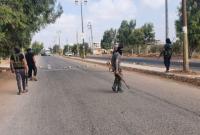 مقاتلون محليون يقطعون الطريق الواصل بين بلدة اليادودة وحي الضاحية غربي درعا - 5 من أيلول 2022 (تجمع أحرار حوران/ فيس بوك)