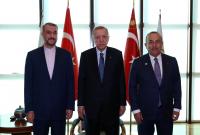 الرئيس التركي رجب طيب أردوغان ووزيري خارجية تركيا وإيران (رويترز)
