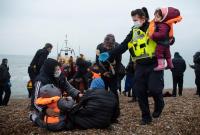 عناصر من حرس الحدود البريطاني يساعدون أطفال من طالبي اللجوء جنوب شرقي إنكلترا – 24 تشرين الثاني 2021 (AFP)