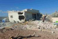 المنزل الذي تعرض للقصف في مخيم الفروسية بإدلب (تويتر)