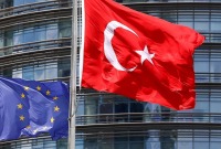 علم الجمهورية التركية وراية الاتحاد الأوروبي (إنترنت)