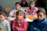 طالبات سوريات في مدرسة بمنطقة عرسال حيث تعمل المدرسة دواماً ثانياً في فترة ما بعد الظهر لاستيعاب اللاجئين - (UNHCR)