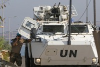 عنصر من قوات "اليونيفيل" يتحدث عبر الهاتف في الناقورة جنوبي لبنان - 27 تشرين الأول 2022 (رويترز)