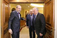الصفدي يلتقي أليكساندر لافرينتيف مبعوث الرئيس الروسي في الأردن