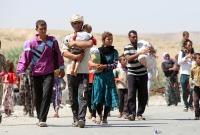 عائلات إيزيدية نازحة بعد سيطرة "تنظيم الدولة" على مناطقهم في العراق - AFP