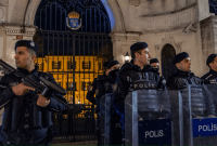 ضباط شرطة مكافحة الشغب يؤمنون مدخل القنصلية العامة للسويد خلال مظاهرة في إسطنبول يوم 21 يناير كانون الثاني 2023 (رويترز)