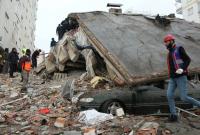 جهود البحث والإنقاذ تتواصل بعد الزلزال الذي تسبب في دمار كبير في ديار بكر (رويترز)