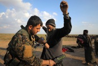 تفتيش أحد عناصر تنظيم الدولة بعد سيطرة التحالف الدولي على بلدة الباغوز شمال شرقي سوريا ـ رويترز