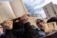 مسلمون غاضبون من حرق القرآن الكريم (رويترز)