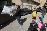 شخاص يحمّلون شاحنة بمساعدات إنسانية لإرسالها إلى سوريا التي ضربها الزلزال في صيدا بلبنان