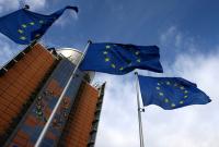 أعلام الاتحاد الأوروبي أمام مبنى المفوضية في بروكسل (رويترز)