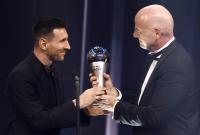 ميسي يتسلم جائزة أفضل لاعب في العالم لعام 2022 من رئيس "الفيفا" - رويترز