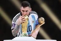 ميسي يقبل كأس العالم خلال تتويج الأرجنتين بمونديال قطر 2022 - Getty