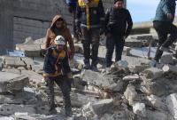 فرق الدفاع المدني ومتطوعون من الأهالي يبحثون عن ناجين بين الأنقاض بعد الزلزال في شمال غربي سوريا (الدفاع المدني السوري)