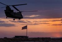 طائرة هليكوبتر تابعة للجيش الأميركي خلال إقلاعها من قاعدة قرب الحدود التركية السورية - 25 أيار 2021 (AFP)