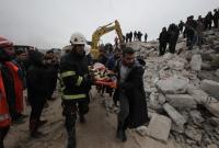  استمرار عمليات انتشال جثث الضحايا من تحت الأنقاض في شمال غربي سوريا - الدفاع المدني السوري