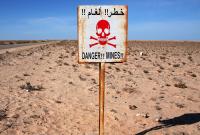 صورة تعبيرية للافتة تحذر من وجود حقل ألغام – رويترز