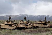 جنود إسرائيلية يعتلون دبابات إسرائيلية في الجولان السوري المحتل، الصورة أرشيفية (رويترز)