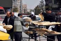 تنشيف الخبز على الأسطح المعدنية أمام فرن الفحامة في دمشق – 25 آذار 2021 (صحيفة تشرين)