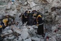 عمليات البحث عن عالقين تحت الأنقاض في سلقين شمال غربي سوريا (الدفاع المدني السوري)